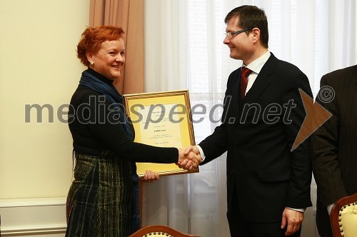 Vilma Kersnik, direktorica Kriznega centra za ženske in otroke in mag. Igor Marinič, namestnik direktorja Pošte Slovenije
 
