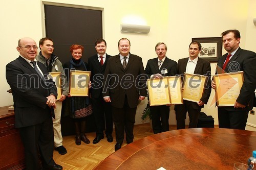 Jožef Tivadar, direktor Centra za socialno delo Maribor, Darko Bračun, generalni tajnik Nadškofijske Karitas Maribor, Vilma Kersnik, direktorica Kriznega centra za ženske in otroke, mag. Igor Marinič, namestnik direktorja Pošte Slovenije, Aleš Hauc, generalni direktor Pošte Slovenije, prim. Jože Ferk, organizacijski vodja Klinike za kirurgijo UKC Maribor, asist. dr. Jernej Dolinšek, predstojnik Klinike za pediatrijo UKC Maribor in Robert Čeh, direktor Splošne Bolnišnice, dr. Jožeta Potrča Ptuj   
 

 
   
 
