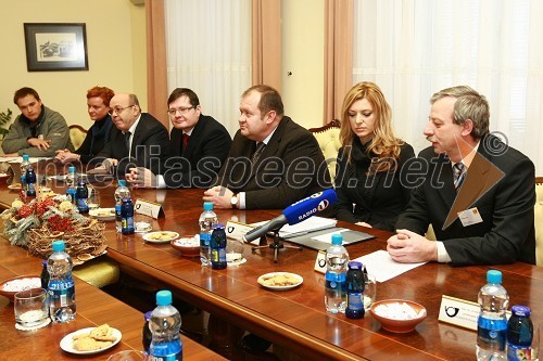 Darko Bračun, generalni tajnik Nadškofijske Karitas Maribor, Vilma Kersnik, direktorica Kriznega centra za ženske in otroke, Jožef Tivadar, direktor Centra za socialno delo Maribor, mag. Igor Marinič, namestnik direktorja Pošte Slovenije, Aleš Hauc, generalni direktor Pošte Slovenije, Jasmina Roškar, vodja službe za odnose z javnostmi Pošte Slovenije in prim. Jože Ferk, organizacijski vodja Klinike za kirurgijo UKC Maribor   
 
 
 
