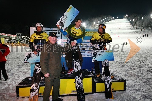 Andi Prommegger (Austrija), Klemens Nowotny, predsednik uprave Raiffeisen Banke d.d., Rok Flander, deskar na snegu in Benjamin Karl (Austrija)    
 
