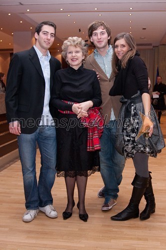Jasmin Petan Malahovsky, hčerka Žarka Petana in predsednica Društva slovensko-škotskega prijateljstva ter sina dvojčka Jaka in Grega ter njegova punca Jera