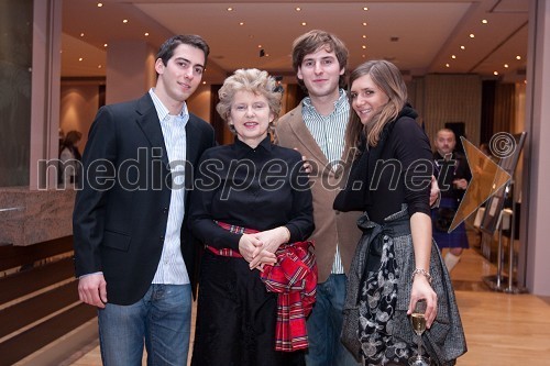 Jasmin Petan Malahovsky, hčerka Žarka Petana in predsednica Društva slovensko-škotskega prijateljstva ter sina dvojčka Jaka in Grega ter njegova punca Jera