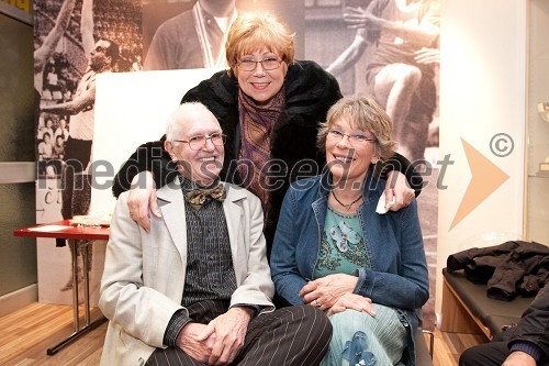 Matija Cerar, pevec, Lidija Kodrič in Metka Štok, pevki