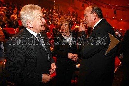 Borut Miklavčič, minister za zdravje, njegova žena Breda Miklavčič in Peter Žigante, direktor podjetja Savaprojekt d.d., Krško   
 
