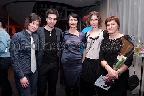 Eva Jagodic, pomočnica Dramaturginje, Ivor Martinić, avtor drame, Petra Pogorevc, dramaturginja, Eva Mahkovic, dramaturginja in Mari, mama avtorja drame