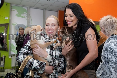 Maja Ferme, modna oblikovalka, njen pes Om in Iris Mulej, Miss Slovenije 2006