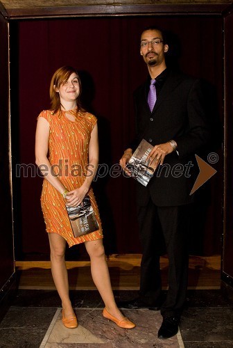 Urša Strehar Benčina in Seku Mady Conde, nominiranec za Viktorja 2009 za obetavno medijsko oddajo