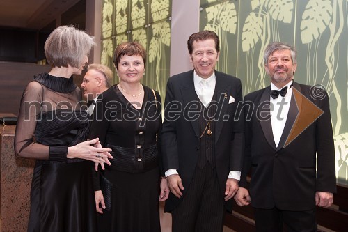 Dr. Metka Arah, odvetnica, Jožef Ciraj, diplomat, njegova soproga Marta ter mag. Janko Arah, predsednik Klu­ba Koroš­cev v Ljub­ljani