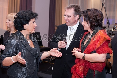 Branka Neffat, članica Nadzornega sveta Slovenskih železnic, Roland Grilc in soproga Veronika Grilc