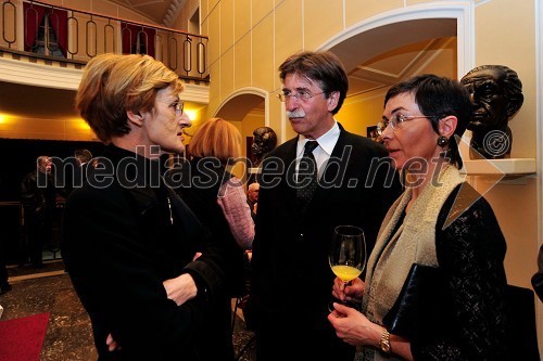 Mojca Kreft, članica strokovne žirije Dnevov komedije 2010 ter mag. Jožko Čuk, direktor Slovenskega narodnega gledališča (SNG) Nova Gorica in soproga dr. Jasna Čuk, zdravnica