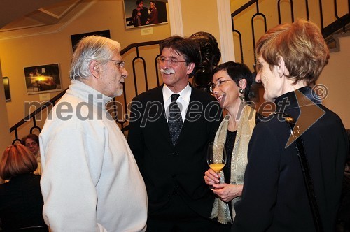 Boris Cavazza, Žlahtni režiser 2010, mag. Jožko Čuk, direktor Slovenskega narodnega gledališča (SNG) Nova Gorica in soproga dr. Jasna Čuk, zdravnica ter Mojca Kreft, članica strokovne žirije Dnevov komedije 2010