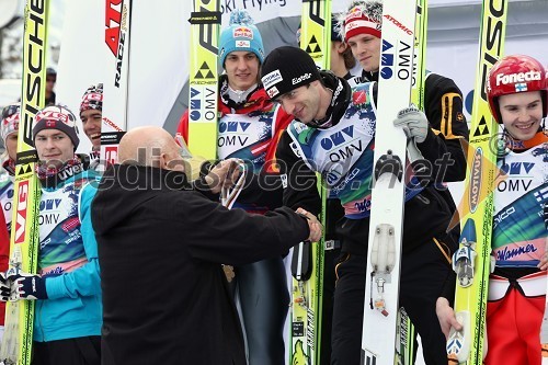 Janez Kocijančič, predsednik olimpijskega komiteja podeljuje medaljo zmagovalni ekipi Avstrije