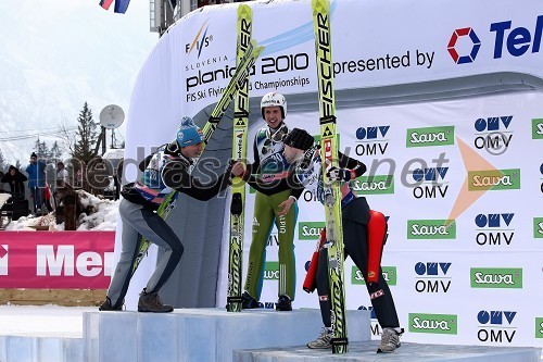 Gregor Schlierenzauer, smučarski skakalec (Avstrija) in drugouvrščeni na svetovnem prvenstvu, Simon Ammann, smučarski skakalec (Švica) in svetovni prvak v smučarskih poletih ter Anders Jacobsen, smučarski skakalec (Norveška) in tretjeuvrščeni na svetovnem prvenstvu