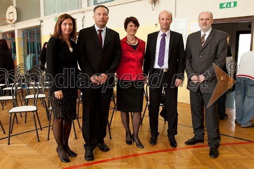 	Simona Lebar, GIP d.o.o., Primož Kapus, Vida Marolt, ravnateljica OŠ Dragotin Kette NM, Tomaž Kastelic, predsednik Lions Klub Bled Golf in Rafko Križman, podžupan občine Novo mesto