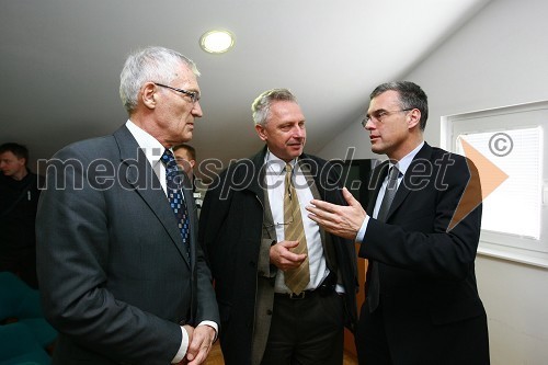 Dr. Miroslav Pregl, Ministrstvo za okolje in prostor, dr. Branko Zadnik, predsednik upravnega odbora matične sekcije gradbenih inženirjev in Črtomir Remec, predsednik Inženirske zbornice Slovenije (IZS)