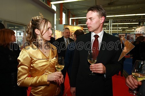 Andreja Erzetič, Vinska kraljica Slovenije 2010 in Henrik Gjerkeš, minister za lokalno samoupravo