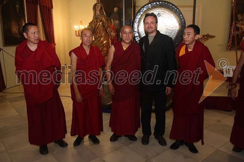 Doc. dr. Dragan Potočnik, koordinator spremljevalnih prireditev »Daj mi mir« in tibetanski menihi