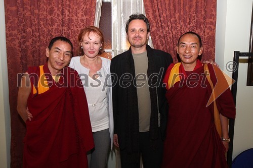 Tibetanska meniha, mag. Eva Škobalj, koordinatorka iniciativnega odbora ter predstavnica Prve gimnazije Maribor in Društva za boljši svet in doc. dr. Dragan Potočnik, koordinator spremljevalnih prireditev »Daj mi mir«