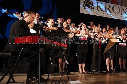 Tomaž Kozlevčar, dirigent in pevski zbor Perpetuum Jazzile