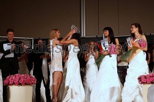 Tara Zupančič, 1. spremljevalka Miss Slovenije 2009 ter miss Alpe Adria International, Beatrix Halász, Miss Alpe Adria International, Antonija Gogič, Hrvaška, 1. spremljevalka in Gea Erjavec, Slovenija, 2. spremljevalka