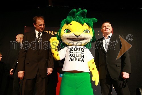 Ivan Simič, predsednik Nogometne zveze Slovenije, leopard Zakumi, uradna maskota Svetovnega prventstva v nogometu 2010 in Matjaž Kek, selektor slovenske nogometne reprezantance