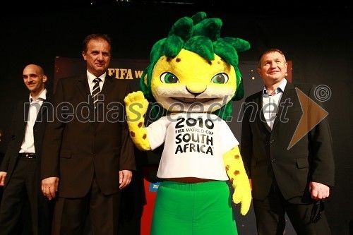 Ivan Simič, predsednik Nogometne zveze Slovenije, leopard Zakumi, uradna maskota Svetovnega prventstva v nogometu 2010 in Matjaž Kek, selektor slovenske nogometne reprezantance