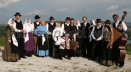 Folklorna skupina in Lojze Peterle, evroposlanec