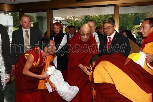 Njegova svetost, XIV. Dalajlama in tibetanski menihi