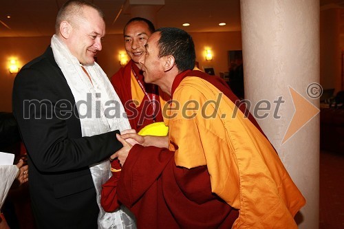 Franc Kangler, župan MOM in tibetanska meniha