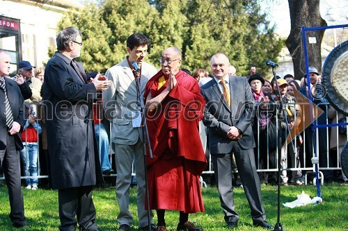 Prof. dr. Ivan Rozman, rektor Univerze v Mariboru, prof. dr. Dejan Dinevski, predstavnik Univerze v Mariboru in Društva Joga v vsakdanjem življenju Maribor, Njegova svetost, XIV. Dalajlama in Franc Kangler, župan Mestne občine Maribor