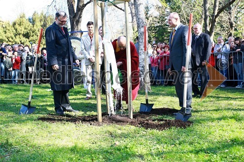 Njegova svetost XIV. Dalajlama, zasaditev drevesa miru v Mestnem parku