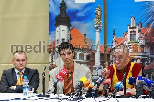 Franc Kangler, župan Mestne občine Maribor, prof. dr. Dejan Dinevski, član iniciativnega odbora ter predstavnik Univerze v Mariboru in Društva Joga v vsakdanjem življenju Maribor ter Njegova svetost, XIV. Dalajlama