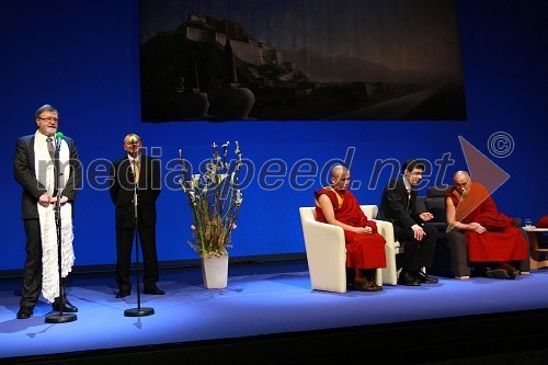 Prof. dr. Ivan Rozman, rektor Univerze v Mariboru, Franc Kangler, župan Mestne občine Maribor, ..., prof. dr. Dejan Dinevski, predstavnik Univerze v Mariboru in Društva Joga v vsakdanjem življenju Maribor in Njegova svetost, XIV. Dalajlama