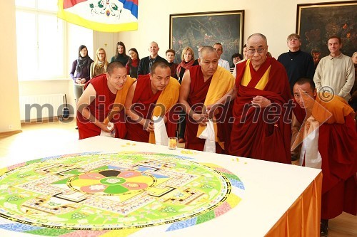 Njegova svetost, XIV. Dalajlama, tibetanski menihi in mandala