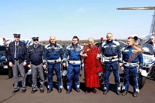 Njegova svetost, XIV. Dalajlama in policisti