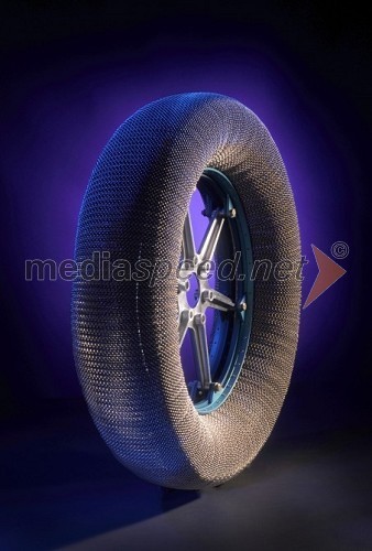 Vesoljska pnevmatika Goodyear brez zraka za transport velikih vozil dolgega dosega po površini Lune