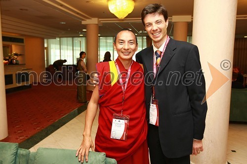 Tibetanski menih in prof. dr. Dejan Dinevski, predstavnik Univerze v Mariboru in Društva Joga v vsakdanjem življenju Maribor