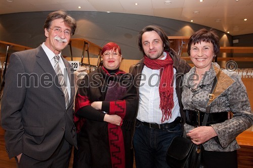 Jožko Čuk, direktor Slovenskega narodnega gledališča (SNG) Nova Gorica, Gorazd Jakomini, igralec, soproga Dominika Weigl Jakomini in Ingrid Kašca Bucik, Radio Koper