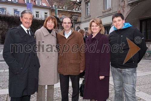 Igor Bončina, Mojca Menart, vodja založništva na RTV SLO, Edo Sternad, soproga Karmen in sin Rok