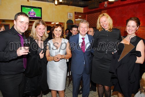 Bostjan Usenik, predsednik in manager skupine Perpetuum Jazzile, Maja Dragović, urednica časopisa The Slovenia Times, Andreja Kračun, predsednica združenja Koraki za korakce, njen mož dr. Davorin Kračun, profesor na Ekonomsko-poslovni fakulteti Univerze v Mariboru ter nekdanji veleposlanik Slovenije v ZDA, Suzana Mihelin Ritlop, partnerica in svetovalka, SPEM Komunikacijska skupina in Nina Zidar Klemenčič, odvetnica