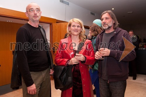 	Andrej Hajdinjak, oblikovalec luči, Aldo Kumar, skladatelj in Karmina Šilec, zborovodkinja