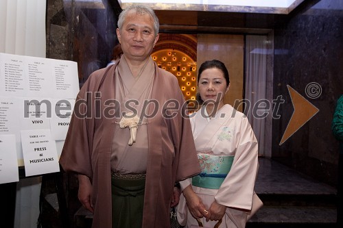 Akira Maeda, modni oblikovalec kimon s spremljevalko