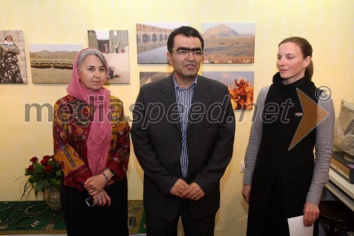 Nada Altbauer, uradna tolmačka za farsi jezik in pobudnica iransko-slovenskega sodelovanja MITRA, Abdolreza Rahbari, v.d. direktorja kulturne sekcije Veleposlaništva Islamske Republike Iran na Dunaju in Bojana Kovačič Zemljič, oblikovalka nakita ter direktorica E2RD GALERIJA