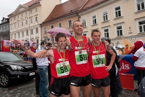 Pot ob žici – tek trojk