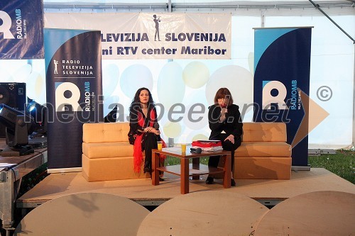 Darja Švajger, pevka in Darinka Čobec, voditeljica programa