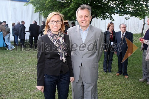 Cvetka Žirovnik, pomočnica generalnega direktorja RTV Slovenija za organizacijo, kadre in izobraževanje ter Anton Guzej, generalni direktor RTV Slovenija