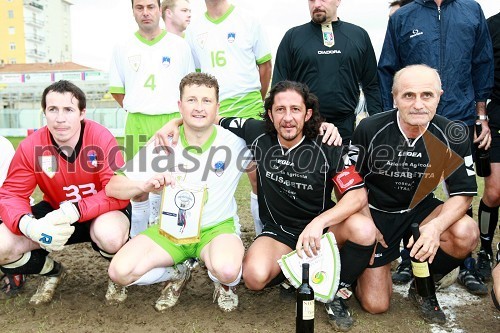 Janez Skočaj, vratar Vinske nogometne reprezentance Slovenije, Danilo Steyer, kapetan Vinske nogometne reprezentance Slovenije, ... ter ...