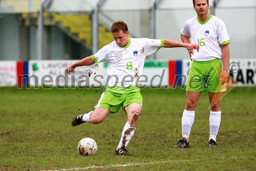 Matjaž Ščurek in Mitja Pulec, člana Vinske nogometne reprezentance Slovenije