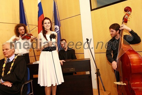 Miha Kavaš, violina, Tjaša Šimonka, mezzosopran, Primož Kramberger, klavir in Luka Ščavničar, kontrabas