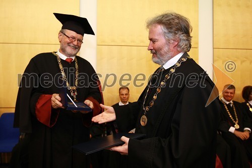 Prof. dr. Ivan Rozman, rektor Univerze v Mariboru in prof. dr. Samo Bobek, dekan Ekonomsko-poslovne fakultete Univerze v Mariboru, ki je prevzel priznanje Bronasti ključ v imenu Sonje Orthaber